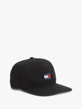 Gorra de béisbol estilo clásico confeccionada en tejido ripstop color negro. Presenta un parche con el logo de la marca en la parte frontal, ojales de ventilación y una hebilla metálica ajustable en la parte trasera.