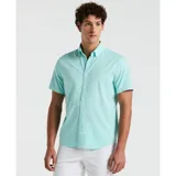 Camisa celeste de manga corta con cuello abotonado y logo bordado en el pecho.