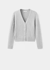 Cardigan de punto trenzado en color gris, con cuello en pico, manga larga y cierre frontal con botones.