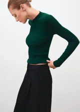 Jersey de punto en canalé, color verde oscuro, con cuello perkins, diseño entallado y manga larga.