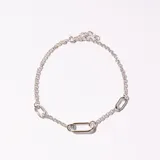 Pulsera plateada con cadena de eslabones y tres dijes rectangulares.