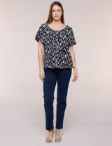 Blusa de poliéster azul con estampado botánico y floral, de silueta holgada y fluido diseño. Cuenta con escote redondo elastizado con frunces y mangas cortas amplias.