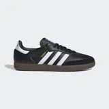Championes Adidas Samba OG negros con las tres tiras laterales blancas, detalles en gamuza negra en la puntera y suela de goma marrón.