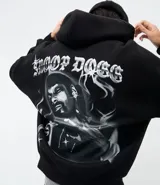 Buzo con capucha de algodón con forro polar, diseño de manga larga con puños y bajo elásticos, y bolsillo tipo canguro. Presenta un estampado gráfico en la espalda con la imagen de Snoop Dogg y lettering estilo gótico.