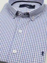 Camisa de hombre de manga larga con diseño a cuadros en tonos azules y blancos, cuello abotonado y logo bordado en el pecho.