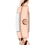 Reloj Michael Kors modelo Darrington, con caja cuadrada y pulsera de eslabones entrelazados, ambos en acero inoxidable color oro rosa. La esfera es rosa suave con agujas y marcadores de hora minimalistas. Resistencia al agua de 5 ATM.