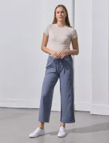 Pantalón jogger wide leg color azul acero, con pretina ancha elastizada y lazo de ajuste.