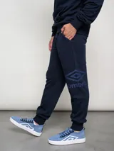 Pantalón de jogging azul marino de felpa con puños elásticos y logo de la marca estampado en la pierna izquierda.