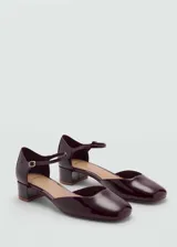 Zapato de charol color borgoña, con punta cuadrada, cierre con tira y hebilla, y tacón bloque de 4 cm.