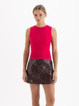 Musculosa de cuello redondo y corte sin mangas, confeccionada en tejido suave con alta adaptabilidad al cuerpo.