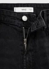 Jeans wide leg de tiro alto, color gris oscuro, con diseño de cinco bolsillos, trabillas para cinto y cierre frontal de cremallera y botón.