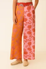 Pantalón palazzo de viscosa con estampado floral y paisley en tonos naranja y rosa.