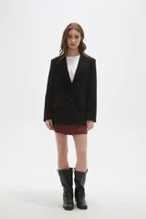 Blazer negro de corte clásico con cuello solapa, cierre frontal con botones y bolsillos laterales con solapa.