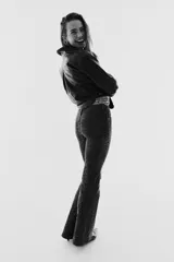 Jeans de tiro bajo con corte ajustado hasta el muslo y acampanado desde la rodilla. El tejido es de denim elástico con estampado de leopardo en tonos grises oscuros. Presenta cierre y botón, bolsillos delanteros decorativos y bolsillos abiertos traseros.