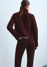 Chaqueta de terciopelo de algodón color bordó, de manga larga con puños abotonados, cuello camisero, cierre frontal con botones y diseño entallado.