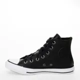 Championes Converse modelo Chuck Taylor All Star de caña alta, confeccionados en cuero negro con textura granulada. Presentan puntera de goma blanca, suela de goma vulcanizada con franja negra y cordones al tono.