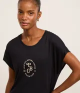 Remera deportiva negra de modal con elastano, cuello redondo y mangas cortas. Estampa frontal con lettering en color beige que dice 'Practice Before Coffee Summer Health Club 1970'.