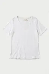 Remera de manga corta color azul con escote redondo amplio.