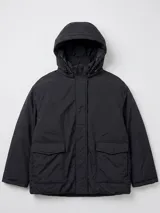 Campera acolchada color beige con capucha, cierre frontal oculto por solapa y bolsillos delanteros con solapa. Presenta un diseño minimalista con logo sutil en el pecho.