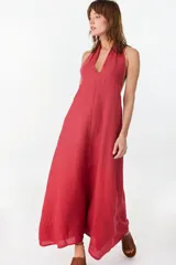 Vestido largo marrón de corte fluido y caída recta, con escote halter y tirantes anchos.