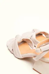 Sandalia de tacón cuadrado medio, confeccionada en terciopelo negro. Presenta un diseño de tiras cruzadas con nudo en la parte delantera y una tira ajustable con hebilla en el tobillo.