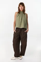 Pantalón de algodón color marrón chocolate, de corte holgado y relajado con diseño abullonado, cintura elástica con cordón ajustable y bolsillos laterales.