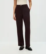 Pantalón de corte recto confeccionado en tejido Punto Roma, con cintura media, cierre frontal y bolsillo trasero. Presenta una estructura firme y elegante.