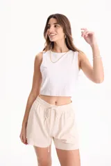 Top blanco sin mangas de algodón, con diseño corto y ajuste ceñido al cuerpo.