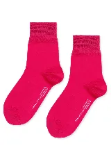 Medias de algodón color fucsia con puño acanalado y logo de la marca en el pie.