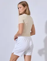 Short de algodón color rosa claro, con pretina ancha elastizada y bolsillos inclinados en la parte delantera.