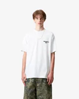Camiseta blanca de manga corta con un pequeño gráfico en azul oscuro en el pecho izquierdo que dice "CARHARTT" y un número debajo.