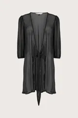 Cover up de mesh color negro con mangas abullonadas de largo 3/4 y escote en pico con nudo frontal. Prenda de tejido ligero y transparente diseñada para usar sobre el traje de baño.