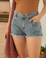 Short de jean celeste con pinzas en el delantero y ruedo desflecado.