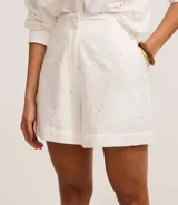 Short blanco de cintura alta confeccionado en laise con bordados calados.
