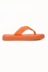 Sandalias tipo ojotas color naranja con plataforma.
