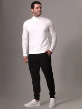 Remera blanca de manga larga Calvin Klein, con cuello alto y media cremallera.