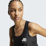 Musculosa deportiva negra con cuello redondo y tirantes anchos. Presenta un logo de Adidas y un logo 'AR' en blanco en el pecho.