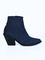 Bota corta de cuero azul con taco geométrico negro y cierre lateral.