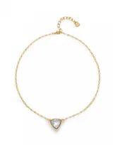 Colgante dorado con cadena de eslabones y dije triangular con cristal multicolor.