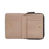 Billetera Marc Jacobs modelo The Mini Compact Wallet color tostado, de diseño compacto con cierre de cremallera y múltiples ranuras internas para tarjetas.
