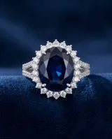 Anillo de plata 925 con piedra central ovalada azul y rodeada de circonias cúbicas en pavé, con banda doble decorada.