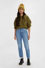 Jean de corte recto y estilo cropped, confeccionado en denim de algodón rígido. Presenta un lavado azul medio con efecto desgastado, tiro medio y cierre de botones clásico de la línea 501.
