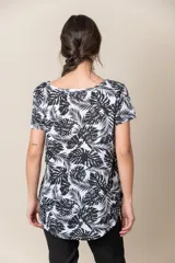 Remera blanca con estampado de hojas de palmera en negro, escote en V y mangas cortas.