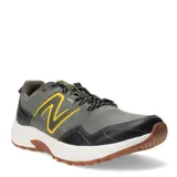 Championes de trail running New Balance modelo T410 V8, color verde oliva con detalles en negro y logo lateral en amarillo. Presentan una entresuela blanca con suela de goma color caramelo y cordones jaspeados.