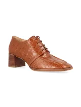 Zapato acordonado tipo oxford con taco cuadrado de madera, confeccionado en cuero con textura de reptil en color suela.