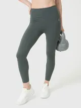 Calza deportiva de tiro alto con largo hasta el tobillo, confeccionada en tejido suave con tratamiento de aloe vera.