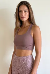 Top deportivo negro de calce ajustado, con escote redondo y espalda estilo nadadora.