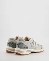Championes retro runner Coolway modelo 2003 Ash Graphite, en tonos grises y neutros, con una combinación de malla, gamuza y paneles superpuestos, detalles texturizados en el talón y suela de goma con tracción.