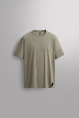 Camiseta de entrenamiento regular fit color verde militar, confeccionada en combinación de tejidos técnicos ligeros y elásticos con tecnología Quick Dry nivel 2. Cuenta con cuello redondo, manga corta, acabados con costuras planas y termofijadas, y detalle de logo estampado en el bajo.