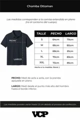 Chomba de manga corta con cuello polo, confeccionada en tejido de punto acanalado de textura pesada. Presenta un calce relajado y cuenta con una pequeña etiqueta distintiva en el ruedo.